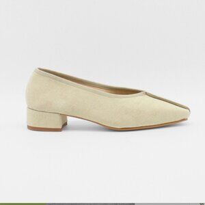 About Arianne Gina Palma Pumps